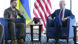 Ukraine President Vladimir Zelensky (L) met US President Joe Biden at Hiroshima, Japan, on May 21, 2023