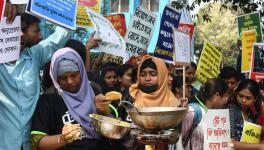 Primary teacher candidates who passed the Teacher Eligibility Test (TET) organiszed a symbolic protest called “BekarMela” (Fair of the Unemployed), setting up stalls selling papad, potato chops (aloor chop), beguni (fried eggplant slices), fried eggs, tea, and biscuits.