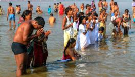 Did Hindutva supremacists make devotees bathe in polluted sewage water during the Mahakumbh?