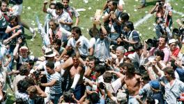 Argentine soccer star Diego Maradona, center, sits on the shoulders of celebrating fans while holding up the FIFA trophy in Mexico City, June 29, 1986. Photo: AP