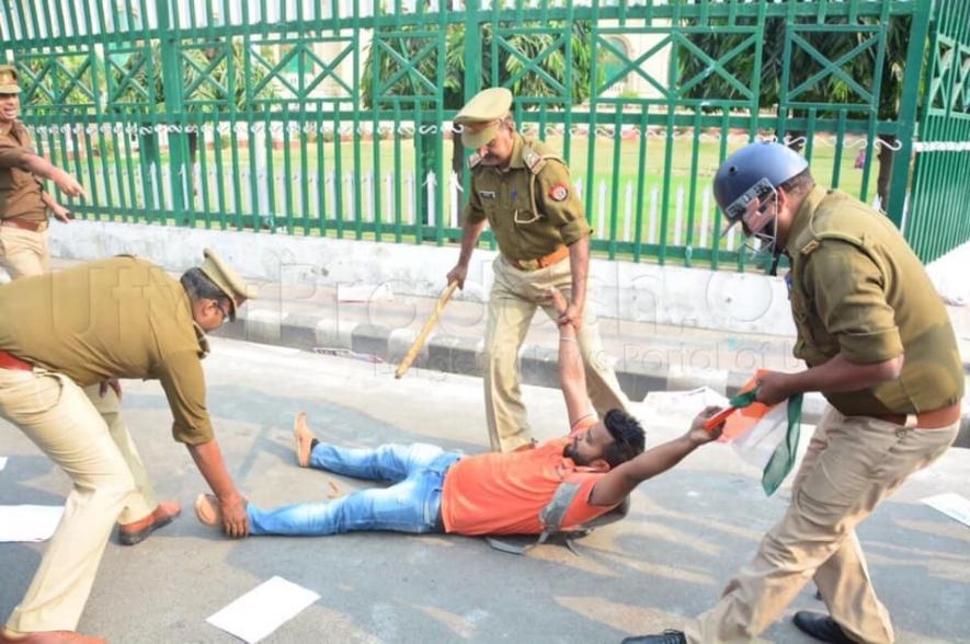 UP police lathicharge