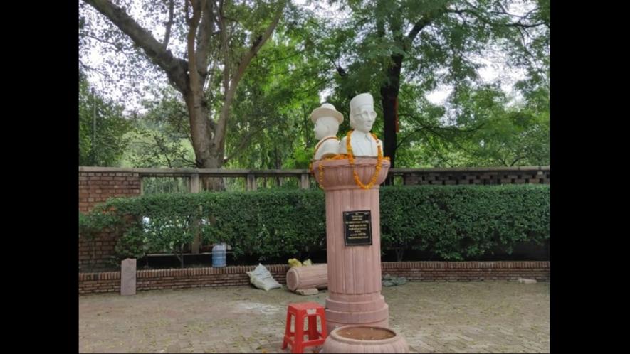 Savarkar Bust in Arts Faculty, Delhi University