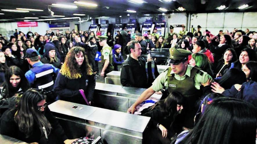 Chilean Students Hop Turnstiles 