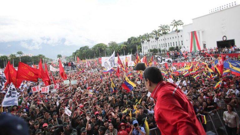 President Nicolás Maduro received the multitude of students at the monument Paseo Los Próceres and thanked them for their support to the Bolivarian Revolution.