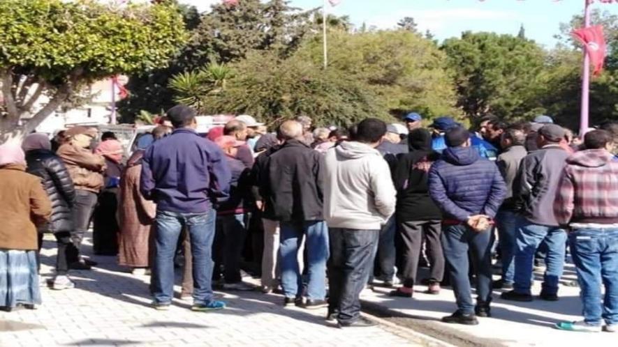 Protesters gathered in front of a government office in Tunisia on March 30, Monday.