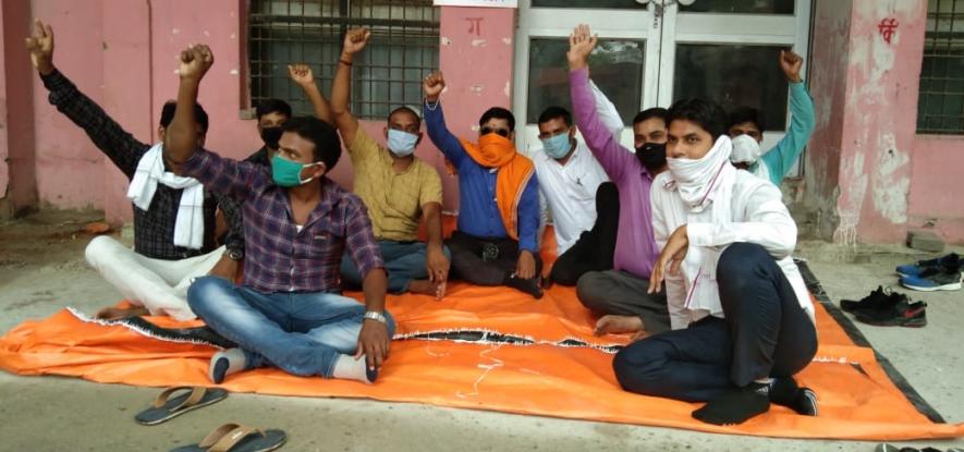 COVID-19: Ambulance Workers Protest in Varanasi over Unpaid Salaries, Termination Notices