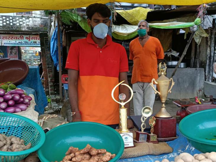 UP: Once Known for his Trick Shots, National Level Basketball Player Forced to Sell Vegetables