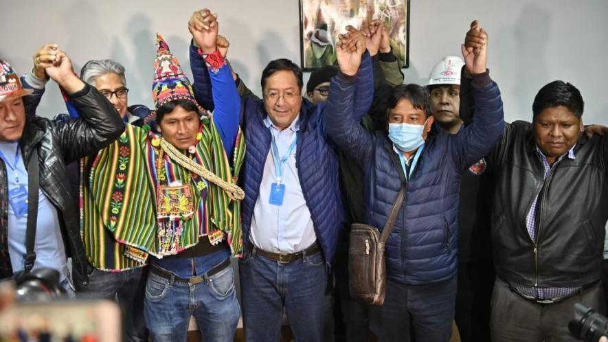 Luis Arce and David Choquehuanca (fourth and fifth from left) shortly after the announcement of the Unitel-Ciesmori estimate.