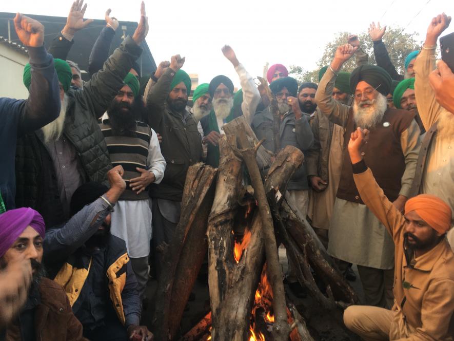 Lohri Celebration by members of Bharatiya Kisan Union (Kadian) at Tikri Border. Image clicked by Ronak Chhabra