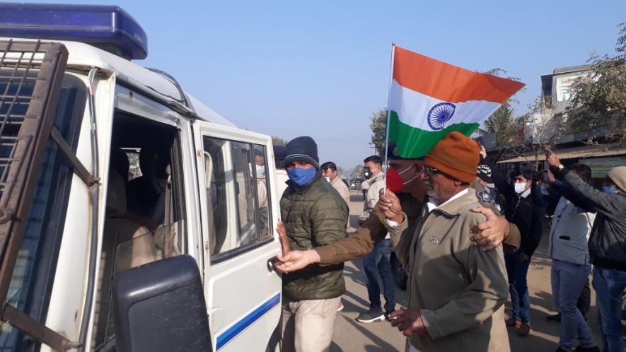 Farmer leaders detained by Gujarat Police. Photo Credit: Damayantee Dhar