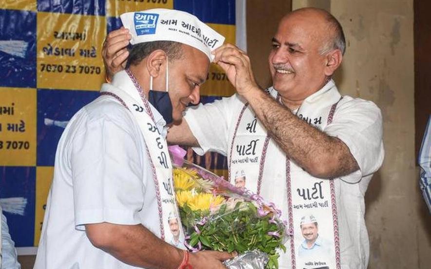 Businessman Mahesh Savani joins AAP in the presence of Delhi Deputy Chief Minister Manish Sisodia, in Surat on June 27, 2021.