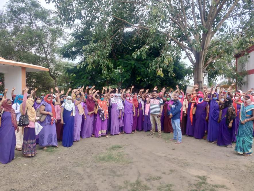 ASHA Workers and Sahyoginis demonstrating at Dindori, MP.