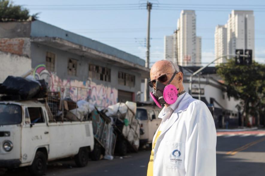 Father Julio Lancellotti is one of the people responsible for food distribution in the large shed of the São Martinho de Lima Social Center, located in the Belém neighborhood in São Paulo. Photo: Pedro Stropasolas