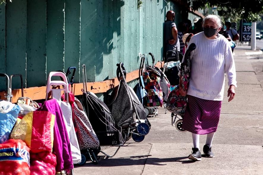 Line outside Ceagesp, one of the most important spaces for food donation in São Paulo. Photo: Pedro Stropasolas