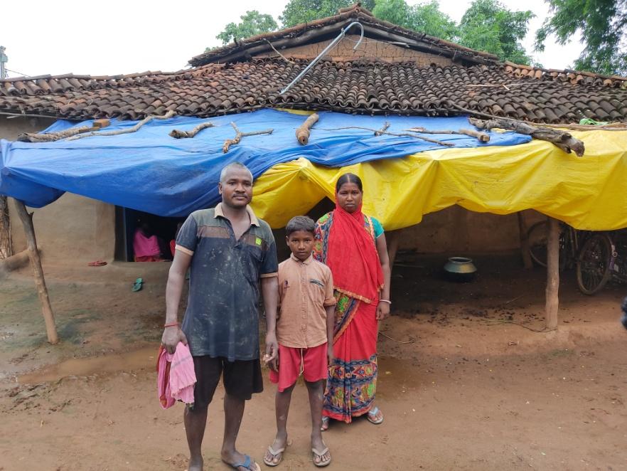 Subham with his parents in Dumbi, Latehar.