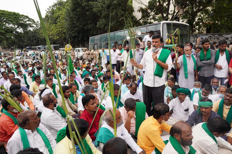 Association President, Kurubur Shanthakumar addresses the protestors