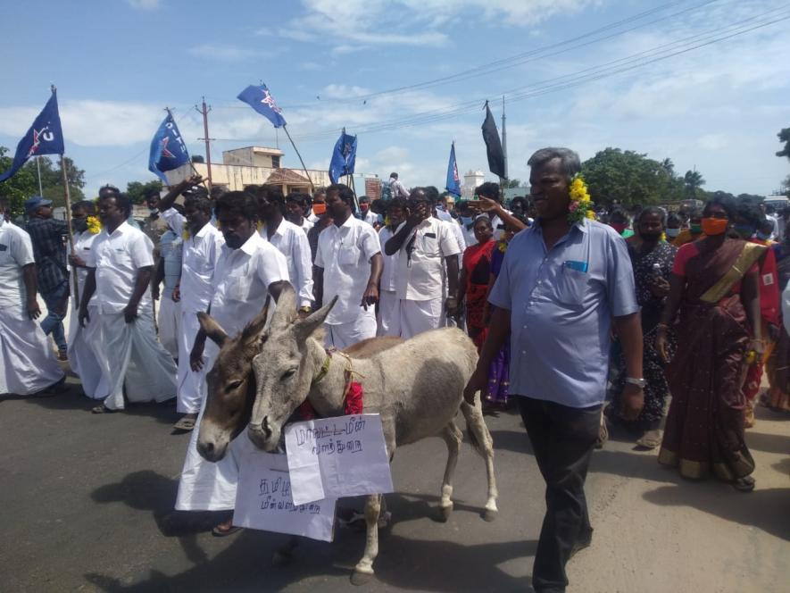 Rameshwaram fisherfolk march towards fisheries department. Image courtesy: CITU, Tamil Nadu