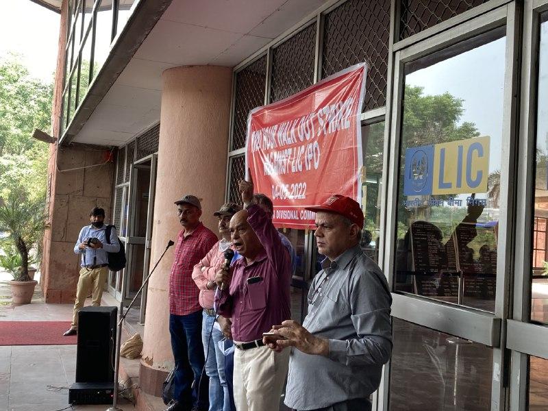 AK Bhatnagar, vice-president, AIIEA, addresses the striking LIC employees in Delhi. Image: Ronak Chhabra.