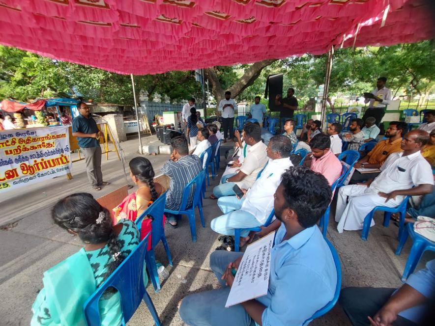 Jayaram Venkatesh, the convener of anti-corruption NGO Arappor Iyakkam, addresses a protest. Image courtesy: Thannatchi.