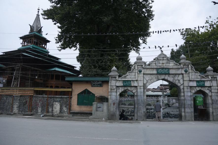 Kashmir: Authorities Prohibit Political Parties From Commemorating Martyrs of 1931