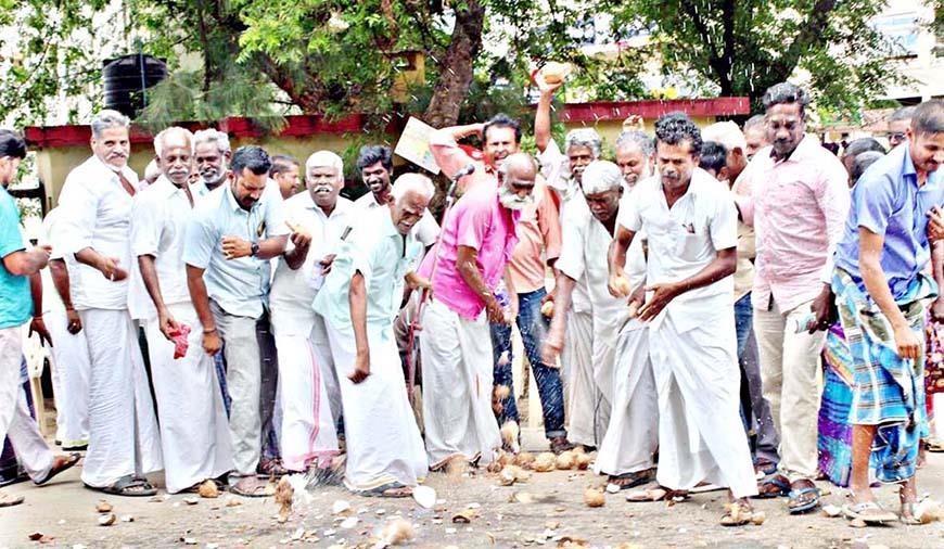  Protest breaking coconuts in Madurai on Aug 5. Image courtesy: Theekkathir