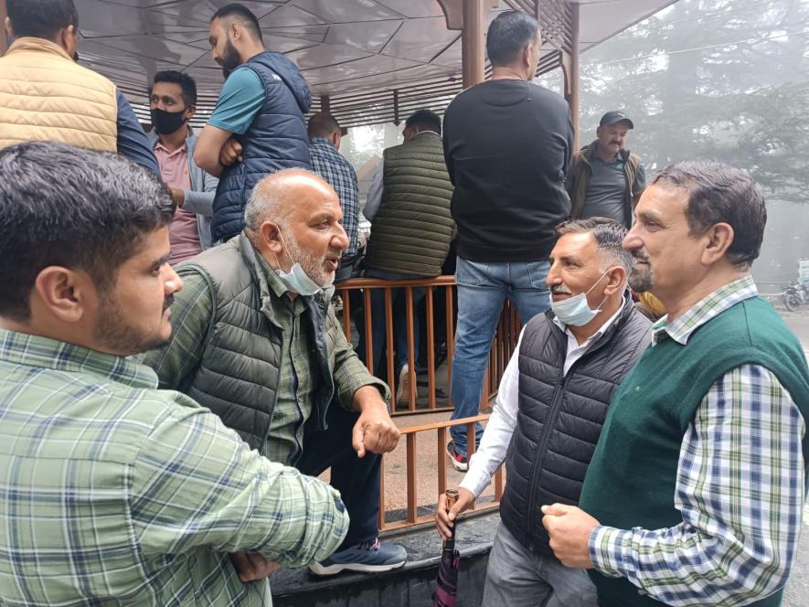 Vishal Shankta (second from left) speaks with other growers before the rally begins