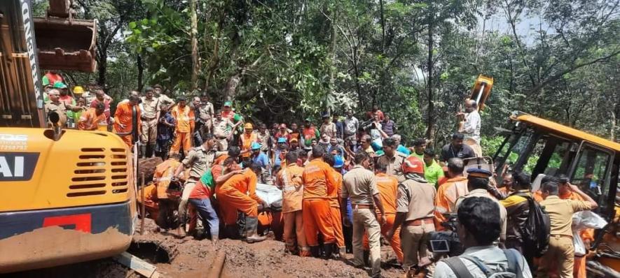 Rescue operation in Kudayathoor, Thodupuzha (Courtesy: @dvk_dileep) 