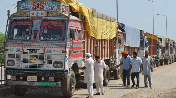 J&K Political Parties Threaten to Block Highway as Apple Trucks Stranded