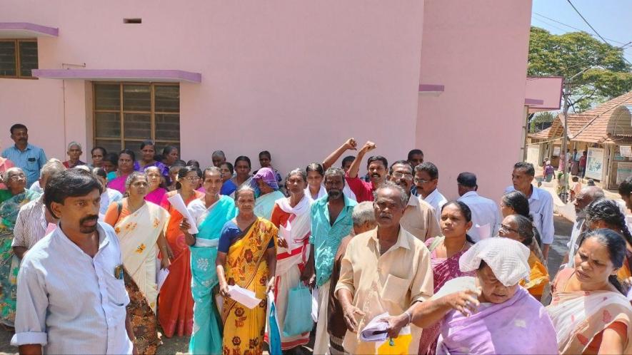 People protesting at the Vilavancode taluk office