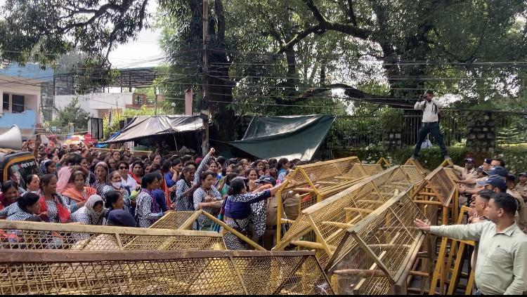 (Protestors trying to bring down the barricade in a confrontation with the police force)