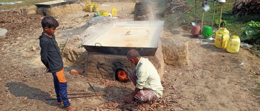 Making jaggery by elderly Aakkar aali Mondal. His grandson observed it.