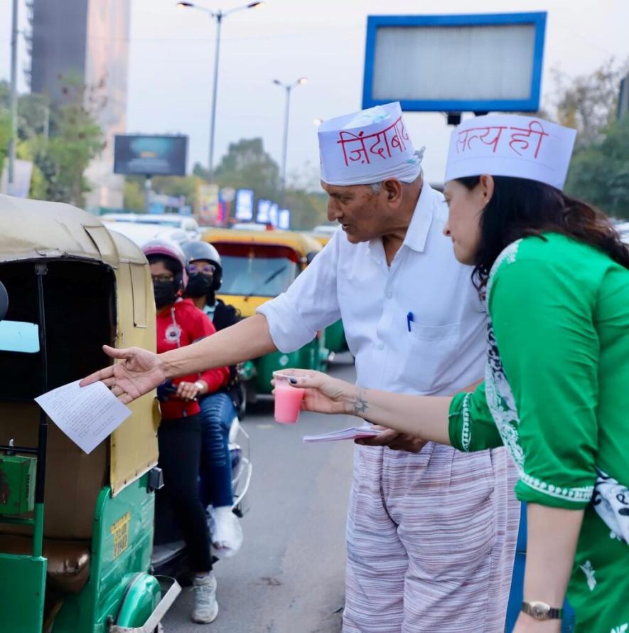 Image Prof. VK Tripathi distributing pamphlets with his daughter Rakhi Tripathi (Courtesy: Rakhi Tripathi’s Facebook)