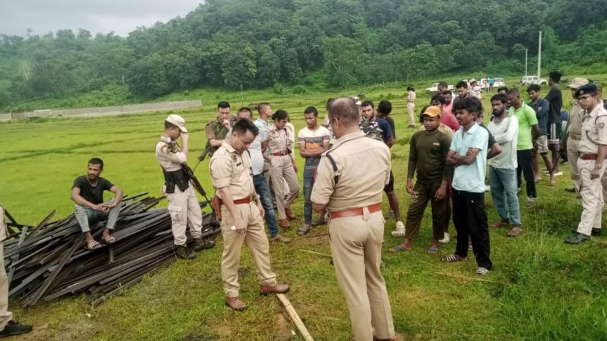 Locals confront the police. Image source: Soneswar Narah, Chief advisor, Jeepal Krishak Shramik Sangha.