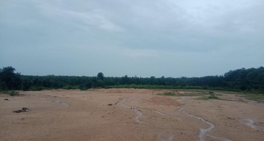 Illegal trade and collection of sand in Bakaspur village, eight km from Kauakhap (Photo - Rahul Singh, 101Reporters).