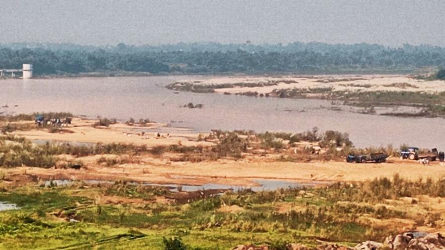 Illegal sand mining in Damodar river (Photo - Rahul Singh, 101Reporters)