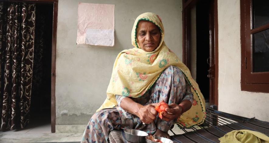 Manjeet Kaur preparing to cook (Photo - Sanskriti Talwar, 101Reporters) 