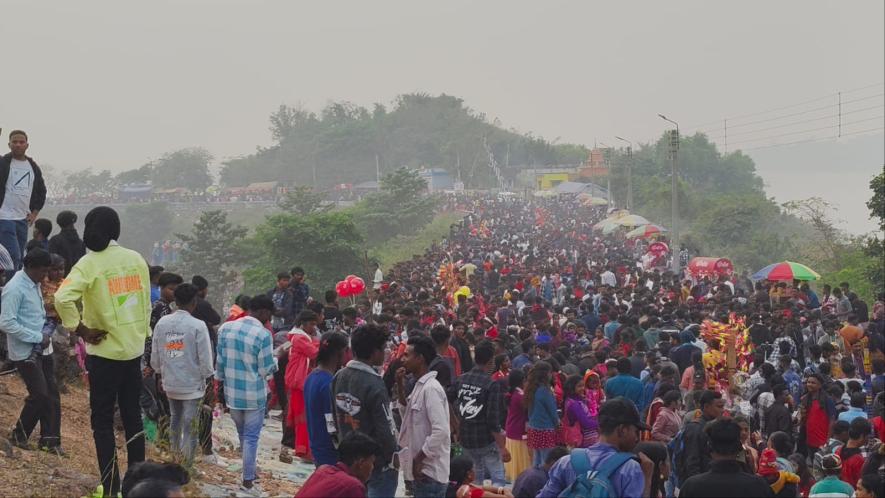 Makar sangkrani mela is one of the most popular festivals of jangalmahal area. All people including tribals, kurmis participate in this festival. Crowd in the pareshnath area of Mukutmonipur, Ranibandh on January 14.