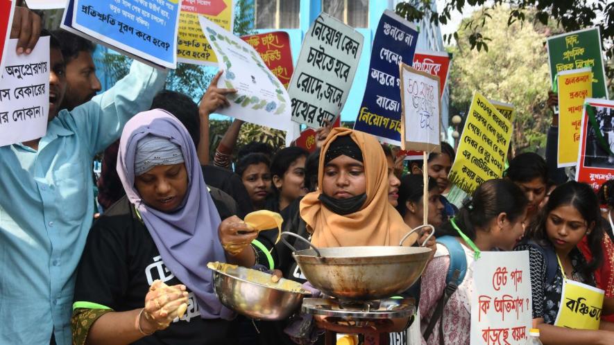 Primary teacher candidates who passed the Teacher Eligibility Test (TET) organiszed a symbolic protest called “BekarMela” (Fair of the Unemployed), setting up stalls selling papad, potato chops (aloor chop), beguni (fried eggplant slices), fried eggs, tea, and biscuits.