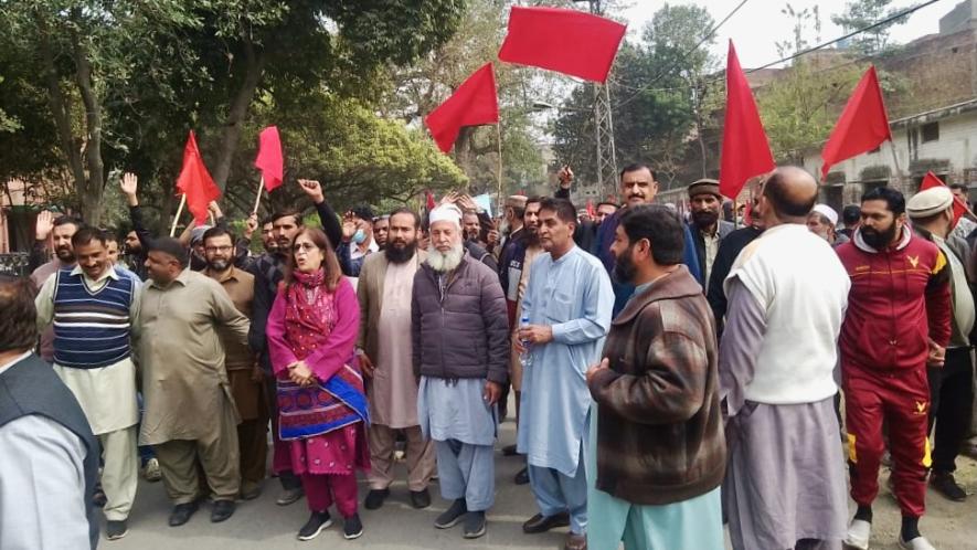 Railway Workers Union Workshop (RWUW) and Railway Workers Union Open Line (RWUOL) lead a march against privatization in Lahore, Pakistan last week. Photo: RWUW