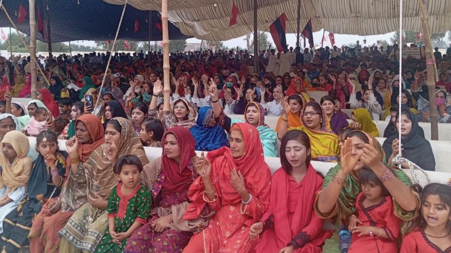 Peasants lead a mass conference in Bhit Shah to protest the construction of new canals for the Cholistan project. Photo: HKP/X