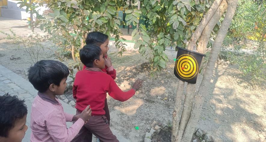 Kids playing darts game on the tree (Photo - Ramji Mishra, 101Reporters)