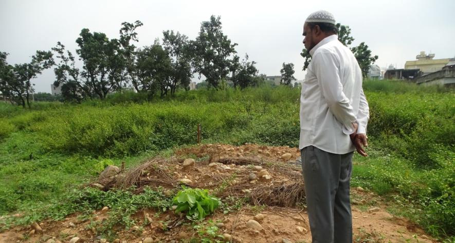Amir Hussain, a community leader of Rohingya refugees, praying Fatihah at the graveyard in Channi Rama (Photo - Urvat il wuska, 101Reporters)