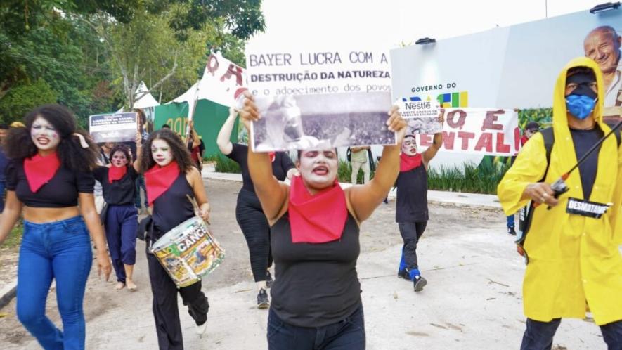 MST activists held a protest on November 11 in the Agrizone at COP 30, an area dedicated to discussions related to agribusiness. The action aimed to denounce agribusiness as the main driver of the environmental crisis in Brazil. Photo: @alain.grao / COP30 Collaborative Coverage