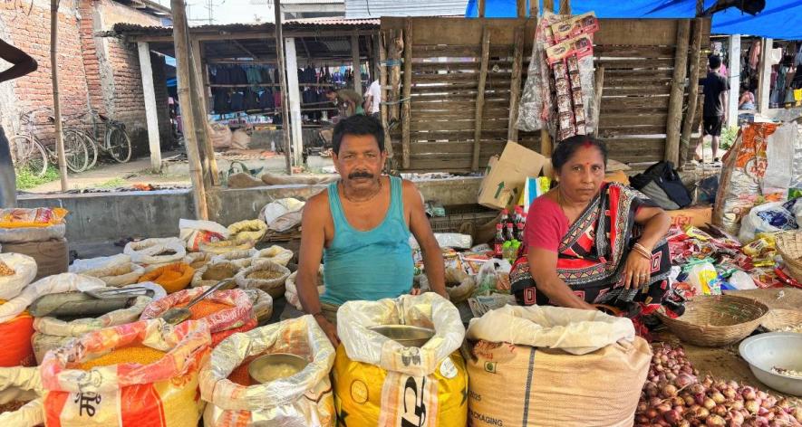 Narayan Chandra & Madhabi Shil at their makeshift shop in Jumurmur bazar ( Photo - Sayantani Deb, 101Reporters )