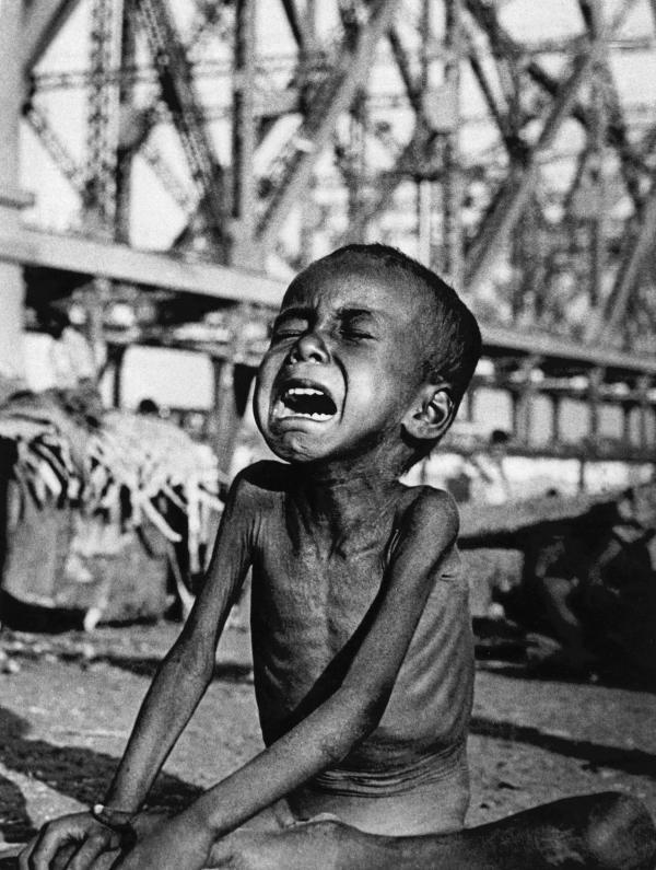 Poverty-under-the-Howrah-Bridge%20(1).jpg